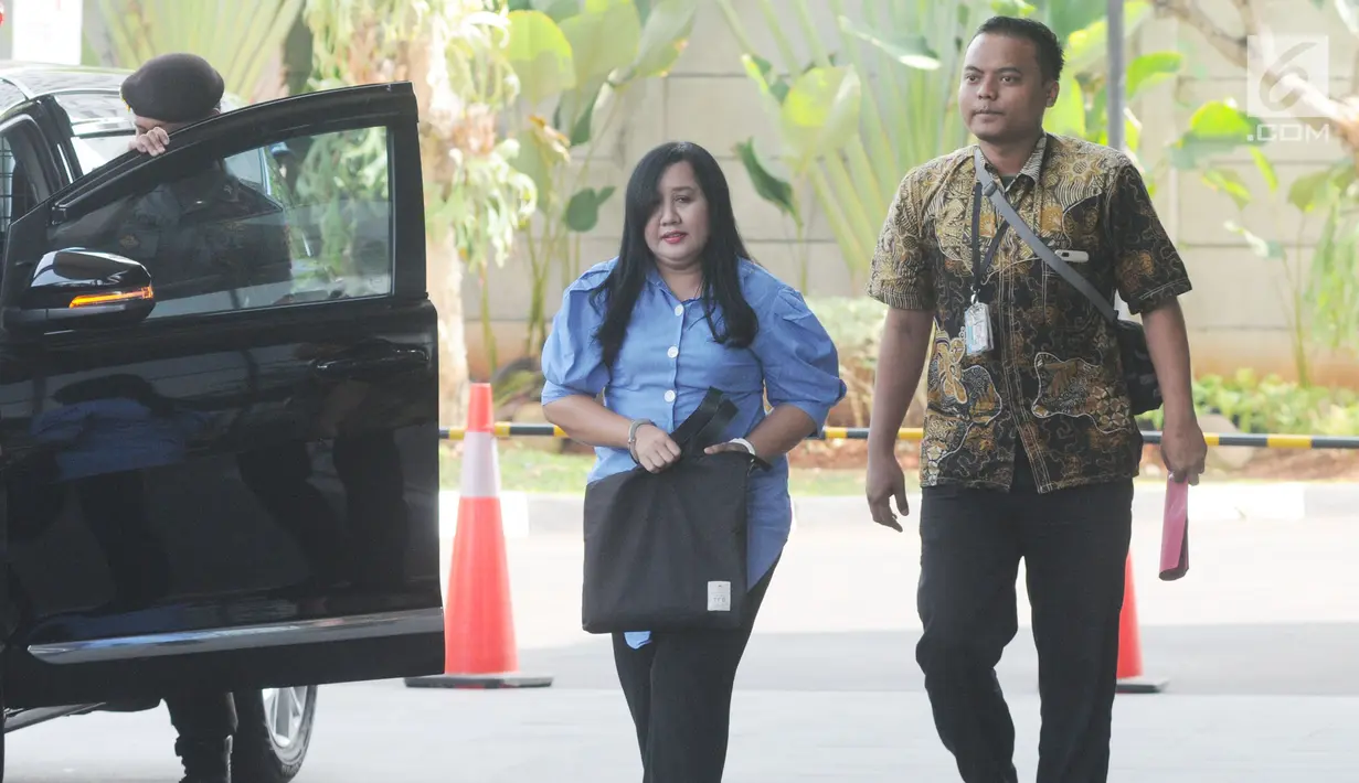Terpidana mantan Kepala Bidang Penataan Ruang Dinas PUPR Pemkab Bekasi, Neneng Rahmi Nurlaili tiba untuk menjalani pemeriksaan di Gedung KPK, Selasa (13/8/2019). Neneng Rahmi diperiksa sebagai saksi untuk tersangka Iwa Karniwa di kasus suap perizinan proyek Meikarta. (merdeka.com/Dwi Narwoko)