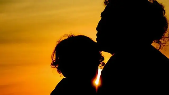 Demi Kuliahkan Anak, Ibu Tua Ini Rela Jualan Es Rumput