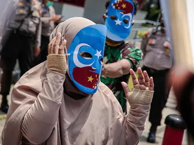 Massa Aliansi Mahasiswa Islam berunjuk rasa di depan Kantor Kedutaan Besar Republik Rakyat China, Jakarta, Kamis (25/3/2021). Massa menuntut pemerintah China lewat kedutaan besarnya di Indonesia segera menghentikan penyiksaan, penyanderaan, dan pemerkosaan muslim Uighur. (Liputan6.com/Faizal Fanani)