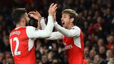 Bek Arsenal, Nacho Monreal, merayakan gol bunuh diri yang dilakukan oleh bek Leicester, Robert Huth, pada laga Premier League di Stadion Emirates, London, Rabu (26/4/2017). Arsenal menang 1-0 atas Leicester. (AFP/Glyn Kirk)