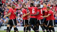 Para pemain Manchester United merayakan gol ke gawang Sampdoria pada laga persahabatan di Stadion Aviva, Dublin, Rabu (2/8/2017). (AFP/Paul Faith)