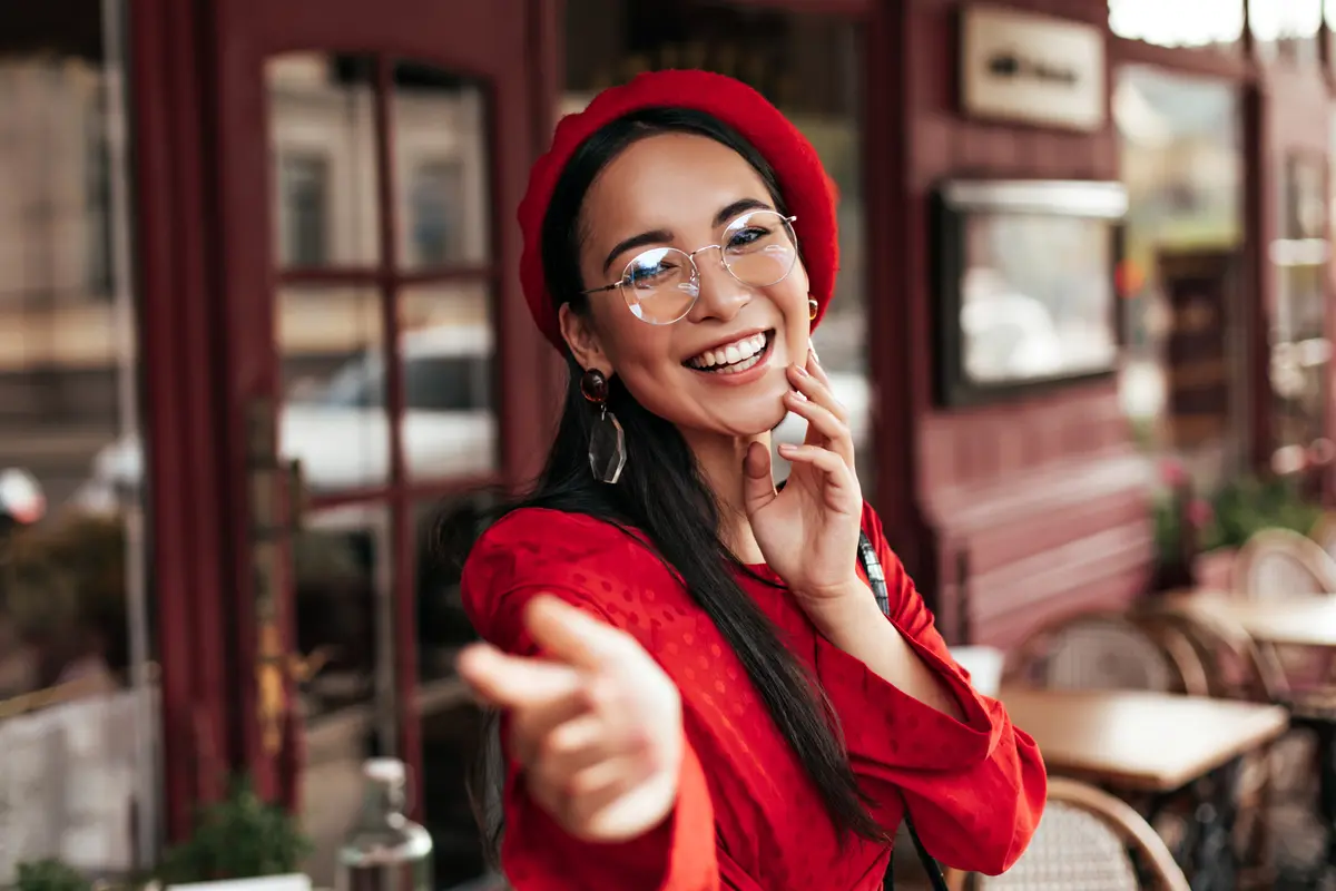 perempuan dan baju merah pesona diri