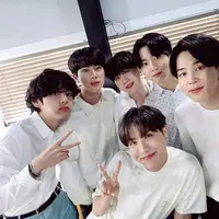 BTS menggunakan gelang dari brand favorit/dok. Instagram @CCNMADE