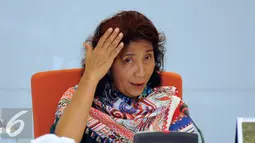 Menteri KKP, Susi Pudjiastuti memberi keterangan terkait penyelamatan hiu paus dari pemanfaatan secara illegal, Jakarta, Jumat (27/5). Hasil operasi ditemukan hiu paus di keramba jaring apung PT Air Biru Maluku. (Liputan6.com/Helmi Fithriansyah)