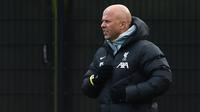 Pelatih Liverpool, Arne Slot saat memimpin latihan jelang laga lanjutan Liga Champions 2024/2025 melawan Girona di AXA training centre, Liverpool, Inggris, Senin (09/12/2024) waktu setempat. (AFP/Peter Powell)