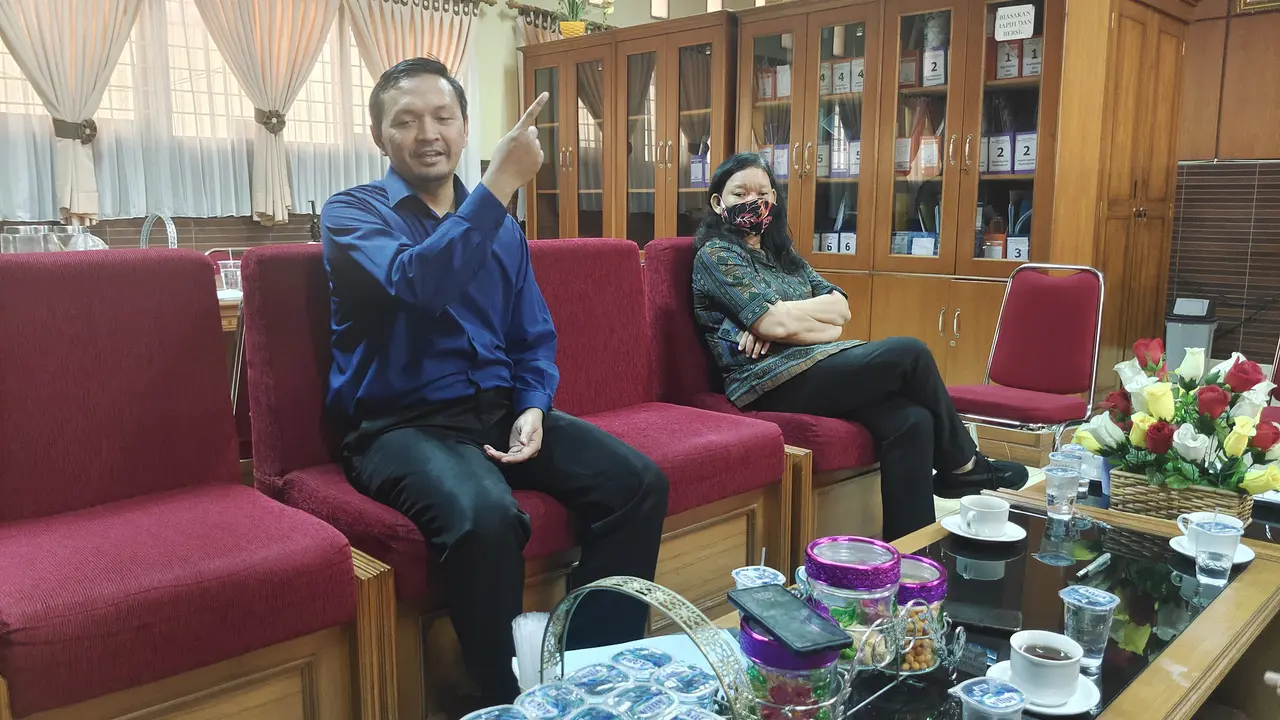Guru Pembina Rohkris SMA Negeri 2 Depok, Majesti Sitorus (kanan) saat ditemui di sekolah.