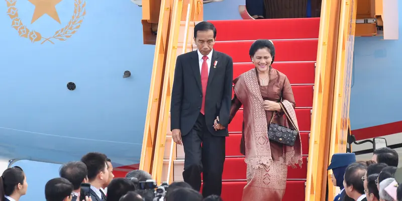 PHOTO: Gaya Busana Iriana saat Dampingi Presiden Jokowi di KTT APEC