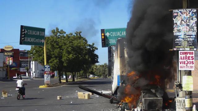 Sebuah truk terbakar setelah dibakar di sebuah jalan di Culiacan, negara bagian Sinaloa, Meksiko, Kamis, 5 Januari 2023 setelah penangkapan putra El Chapo. (AP/Martin Urista)
