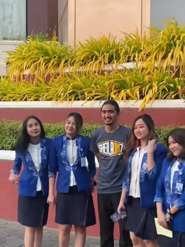 Kesederhanaan Duta Sheila On 7