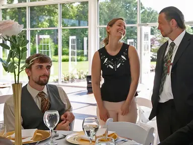 Sarah Cummins berbincang dengan pria dari Wheeler Mission di Ritz Charles, 15 Juli 2017. Cummins batal menikah dan menyumbangkan dana pernikahannya sebesar Rp 398 juta untuk menggelar pesta bagi tunawisma. (Kelly Wilkinson/The Indianapolis Star via AP)