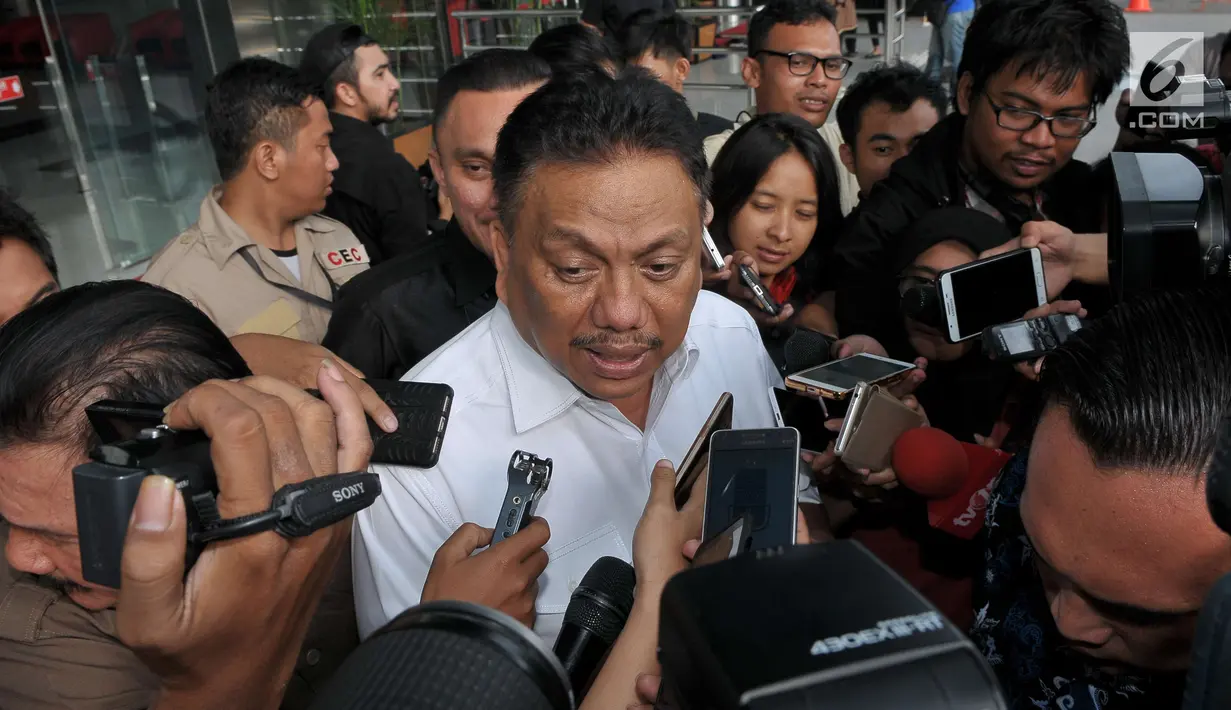 Gubernur Sulawesi Utara Olly Dondokambey menjawab pertanyaan wartawan seusai diperiksa di gedung KPK, Jakarta, Selasa (4/7). (Liputan6.com/Helmi Afandi)