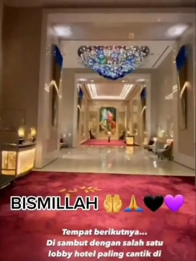 6 Potret Dekorasi Tempat Akad Nikah Atta dan Aurel, Megah dan Elegan
