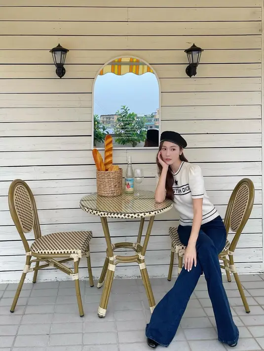 Jika diperhatikan, Jessica Jung seringkali tampil preppy lewat pilihan busana dan gayanya. Di sini, ia terlihat mengenakan kaus berbahan rajut dengan lengan balon dari Christian Dior, celana jeans cutbray, dan topi beret. Foto: Instagram @jessica.syj.