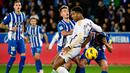 Pemain Real Madrid, Jude Bellingham (kedua kanan) berebut bola dengan sejumlah pemain Deportivo Alaves pada laga pekan ke-18 Liga Spanyol 2023/2024 di Mendizorroza Stadium, Vitoria, Spanyol, Jumat (22/12/2023) dini hari WIB. (AFP/Ander Gillenea)