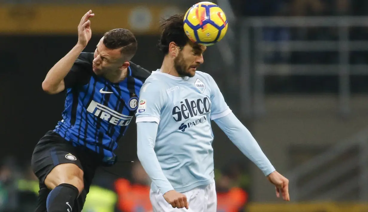 Gelandang Inter Milan, Ivan Perisic, duel udara dengan gelandang Lazio, Marco Parolo, pada laga Serie A, Italia di Stadion Giuseppe Meazza, Milan, Sabtu (30/12/2017). Inter Milan ditahan imbang 0-0 oleh Lazio. (AP/Antonio Calanni)