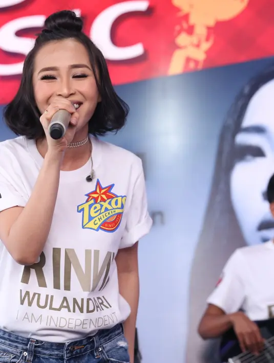 "Baperan lebih sensitif sih iya perasaan lebih halus. Liat nnton film lebih gampang sedih. Lebih gampang nangis. Tapi nggak lebih marah-marah gitu ya tapi lebih kasian sama orang," ujarnya. (Nurwahyunan/Bintang.com)