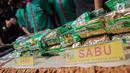 Barang bukti sabu diperlihatkan saat rilis kasus narkotika jaringan Internasional Malaysia-Indonesia di Polres Jakarta Barat, Selasa (16/7/2019). Sejumlah barang barang bukti diantaranya 30 paket besar jenis sabu denga berat Brutto 30.000 Gram berhasil diamankan. (Liputan6.com/Faizal Fanani)