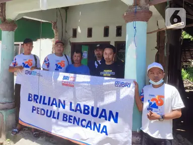 Insan BRILian (Pekerja BRI) foto bersama pada penyaluran bantuan paket makanan cepat saji kepada warga terdampak gempa di Kecamatan Cimanggu, Banten. BRI bergerak cepat memberikan bantuan tanggap darurat Peduli Bencana Gempa Banten yang mengguncang wilayah Pandeglang. (Liputan6.com/HO/Humas BRI)