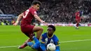 Pemain Brighton and Hove Albion Tariq Lamptey berebut bola dengan pemain Liverpool Stefan Bajcetic (belakang) pada pertandingan sepak bola putaran keempat Piala FA di Stadion Falmer, Brighton, Inggris, 29 Januari 2023. Liverpool kalah 1-2 dan harus tersingkir dari Piala FA. (AP Photo/Alastair Grant)