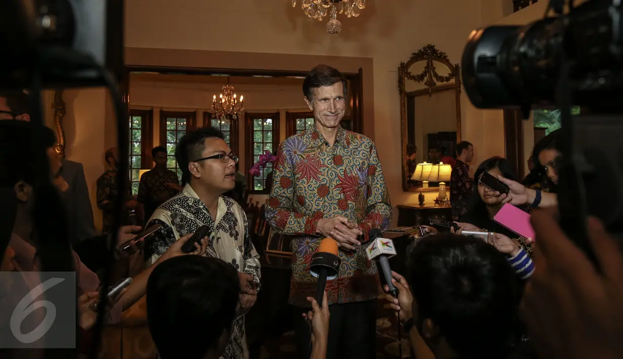 Dubes AS untuk Indonesia Robert O Blake (kiri) memberikan keterangan pers dikediamannya, Jakarta, Rabu (24/6/2015). Kegiatan buka puasa tersebut untuk menjalin silaturahmi antara pemerintah AS dengan pemuka Islam Indonesia. (Liputan6.com/Faizal Fanani)