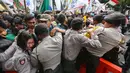 Massa yang tergabung dalam BEM Se-Jabodetabek terlibat bentrok dengan polisi di depan Istana Negara, Kamis (12/1). Mereka mengecam keras pemerintah dan jajarannya yang saling cuci tangan dengan kebijakan yang dibuatnya. (Liputan6.com/Faizal Fanani)