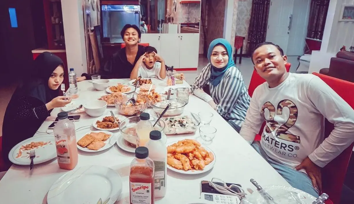 “Karena kebahagiaan itu sudah didapat dari orang lain. Kamu harus bisa menciptakan kebahagiaan itu, dan aku juga harus bisa menciptakan kebahagiaan itu. Bagaimana caranya supaya kita itu tidak terlarut dalam sebuh irama yang negative,” ungkap Sule. (Instagram/nathalieholscher)