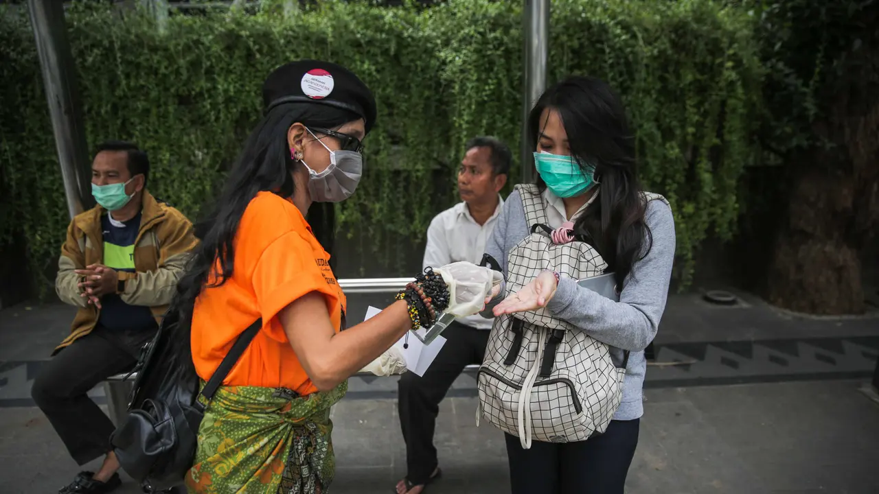 Aksi Semprotkan Hand Sanitizer ke Pengguna Jalan