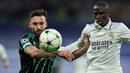Bek Real Madrid, Ferland Mendy (kanan) berebut bola dengan striker Glasgow Celtic, Sead Haksabanovic pada laga fase Grup E Liga Champions 2022/2023 di Santiago Bernabeu Stadium, Madrid (2/11/2022). Ferland Mendy yang kini memasuki musim keempat bersama Real Madrid sejak didatangkan pada 2019/2020 hingga kini telah tampil dalam 130 laga di semua ajang dengan torehan 5 gol dan 10 assist. (AFP/Thomas Coex)