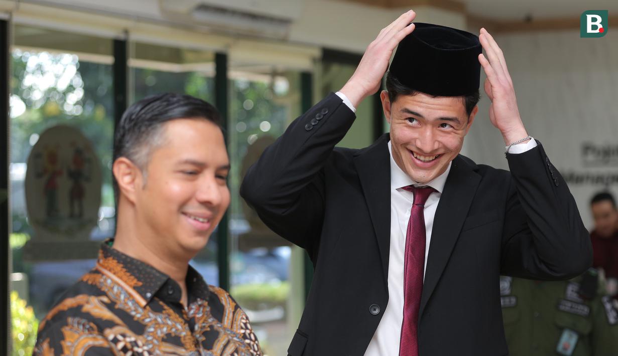 Kiper keturunan Indonesia-Iran, Cyrus Margono (kanan) bersiap di samping Tenaga Ahli Kemenpora Bidang Diaspora dan Kepemudaan Kemenpora RI, Hamdan Hamedan sebelum mengambil sumpah Warga Negara Indonesia (WNI) di Kanwil Kemenkumham DKI, Cawang, Jakarta, Kamis (21/03/2024). (Bola.com/Bagaskara Lazuardi)