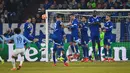 Proses terjadinya gol Leroy Sane lewat tendangan bebas pada leg 1, 16 besar Liga Champions 2018/19 yang berlangsung di stadion Veltins-Arena, Gelsenkirchen, Kamis (21/2). Man City menang 3-2 atas Schalke. (AFP/Odd Andersen)