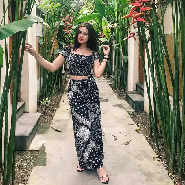 Gaya Kasual Nora Alexandra Kenakan Baju Berwarna Hitam. (Sumber: Instagram/ncdpapl)