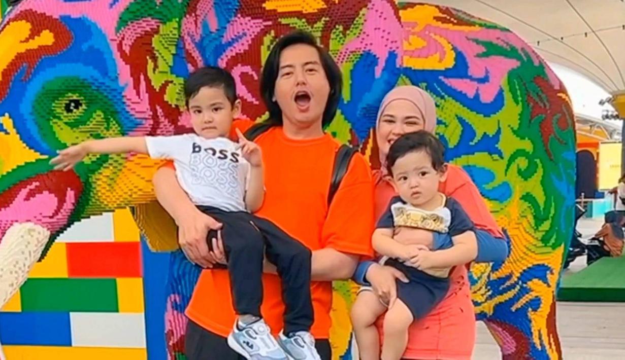 Seru liburan bareng, keluarga selebriti yang kerap tampil kompak ini menunjukan momen kebersamaannya yang seru. Liburan ke berbagai tempat bermain di Singapura, kedua buah hatinya pun terlihat sangat menikmati momen liburannya tersebut. (Liputan6.com/IG/@rogerojey)