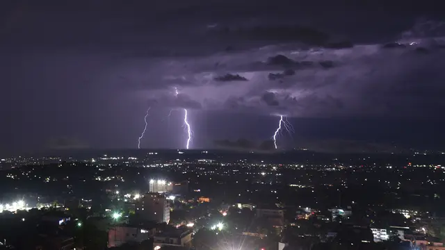 Dashyatnya Badai Petir di Langit Kota Haiti