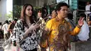 Arumi Bachsin menemani suaminya, Emil Elistianto Dardak, menyerahkan laporan harta kekayaan ke KPK, Jakarta, Senin (3/8/2015). Emil mencalonkan diri sebagai calon Bupati Trenggalek pada Pilkada 2015 mendatang. (Liputan6.com/Helmi Afandi)