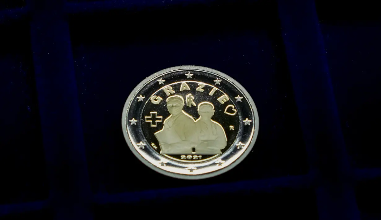 Koin 2 Euro yang didedikasikan untuk profesi tenaga kesehatan yang memerangi pandemi Covid-19 di percetakan uang negara Italia, di Roma, Kamis (21/1/2021). Koin peringatan tersebut dibuat dalam tiga seri yang dicetak dalam tiga juta eksemplar dan akan diedarkan secara umum. (AP/Andrew Medichini)