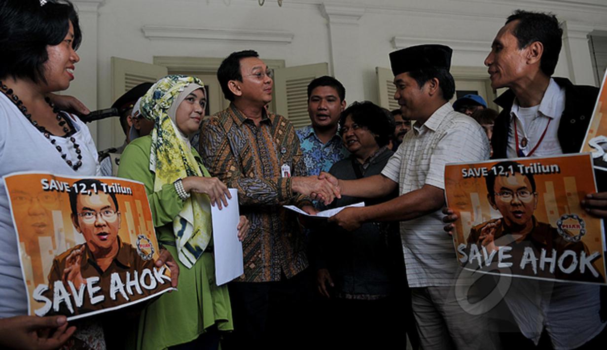 Gubernur DKI Basuki T. Purnama (tengah) bersalaman dengan warga saat aksi save Ahok di teras Balaikota Jakarta, Selasa (3/3). Mereka mendukung Ahok untuk membongkar dan menyeret ke meja hijau mafia anggaran di DPRD DKI Jakarta. (Liputan6.com/Johan Tallo)