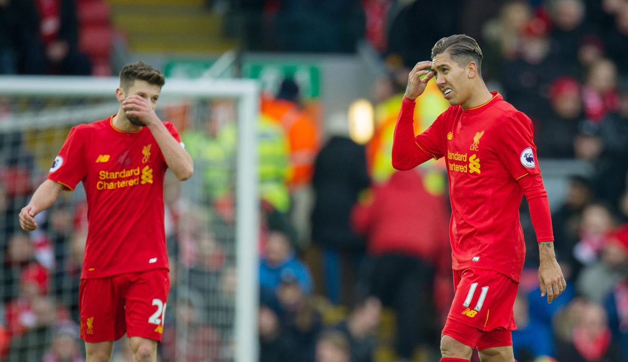 Ekspresi kecewa pemain Liverpool, Roberto Firmino (kanan) dan Adam Lallana (kiri) usai kalah dari Swansea City pada lanjutan Premier League di Anfield, Liverpool, (Sabtu (21/1/2017). Liverpool kalah 2-3.  (EPA/Peter Powell)