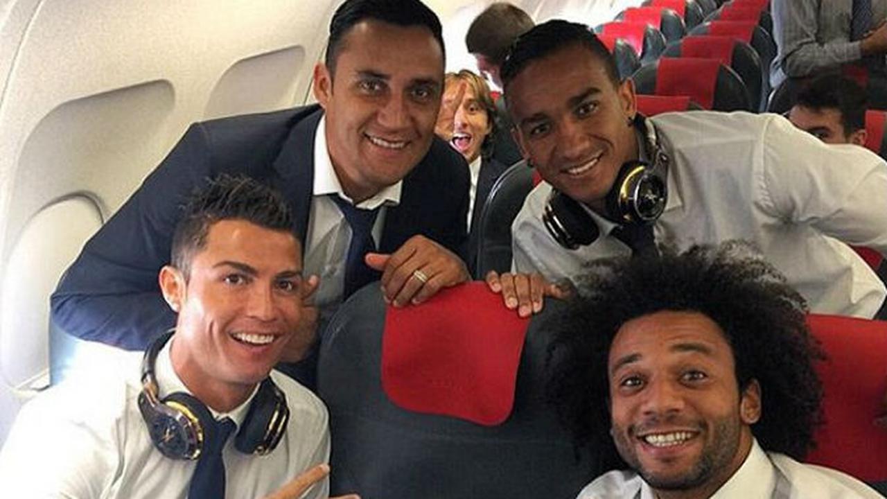 Cristiano Ronaldo berfoto bersama rekan-rekannya dalam perjalanan ke Prancis