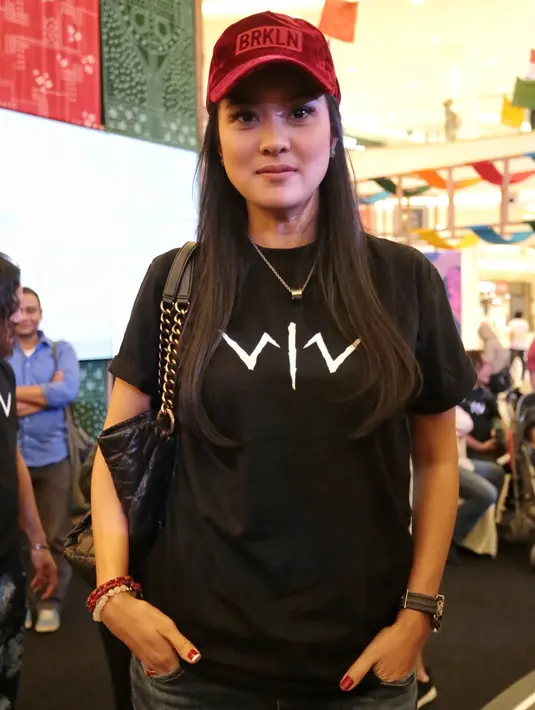 Aktris senior itu juga mengaku pentingnya mengingatkan pentingnya secara yang dibuat versi film. Hal itu guna mengingatkan kembali pada generasi muda. Dan film itu, bisa menceritakan dengan jujur baik dan buruknya. (Adrian Putra/Bintang.com)