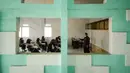 Guru mengajar siswa SMA saat pembelajaran tatap muka di Sekolah Islam Ibnu Aqil Ibnu Sina, Soreang, Bandung, Jawa Barat, Rabu (5/8/2020). Indonesia akan mengizinkan sekolah di zona hijau COVID-19 melakukan pembelajaran tatap muka di bawah protokol kesehatan yang ketat. (Xinhua/Septianjar)