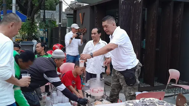 Donny Kesuma dan Selma Kezia terlibat dalam acara bagi-bagi takjil yang digelar Garuda Perkasa (ist)