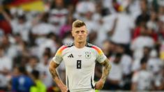 Pemain Jerman, Toni Kroos, tampak termenung setelah ditaklukkan Spanyol pada laga perempat final Euro 2024 di Stuttgart Arena, Stuttgart, Jumat (5/7/2024). (AFP/Tobias Schwarz)