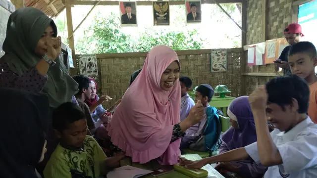 Tawa Belasan Siswa Disabilitas yang Menuntut Ilmu di Gubuk Ujung Hutan