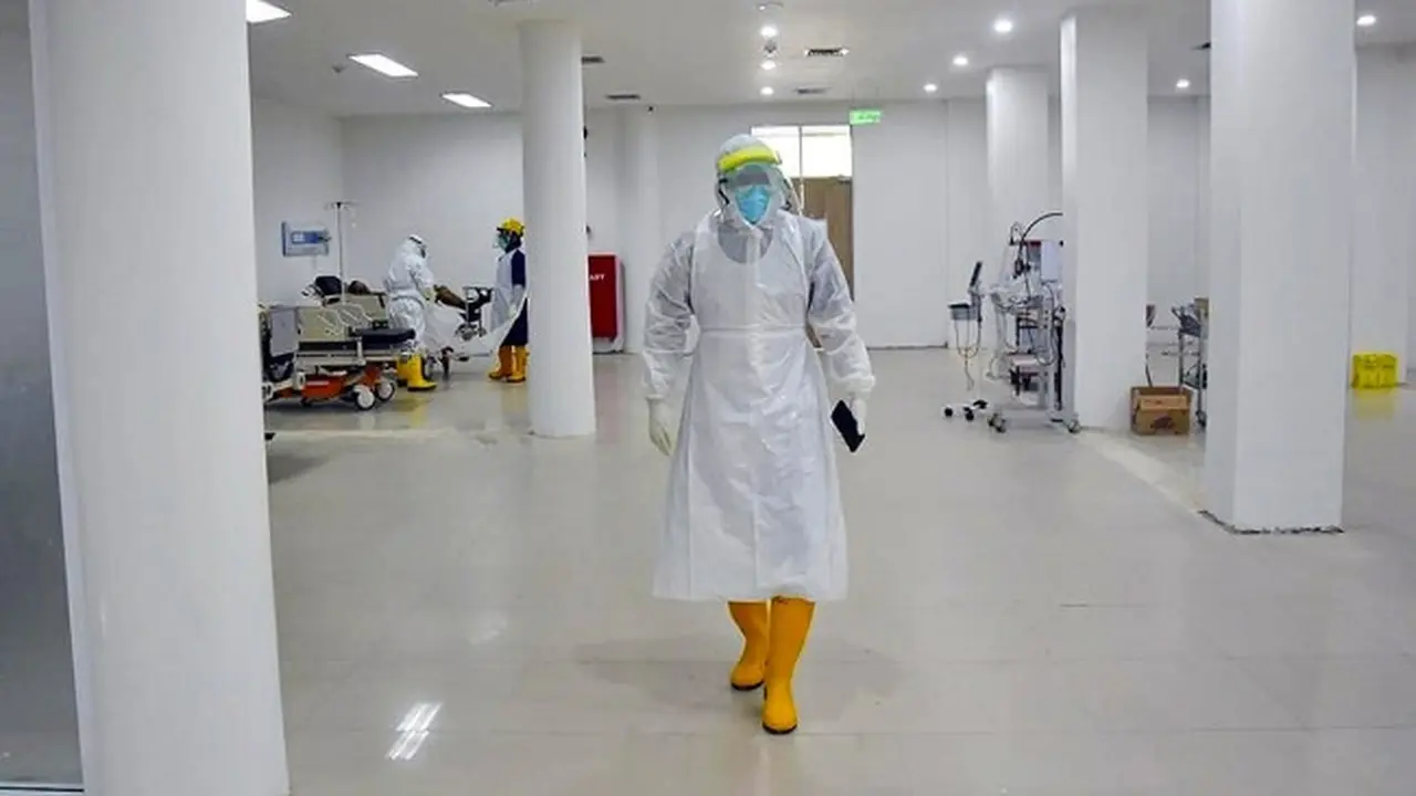 Wartawan televisi nasional, Mawan, saat memakai hazmat untuk liputan pasien Covid-19 di Riau.
