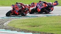 Pecco Bagnaia saat bersaing dengan Jorge Martin pada balapan MotoGP Malaysia 2024. (MOHD RASFAN / AFP)