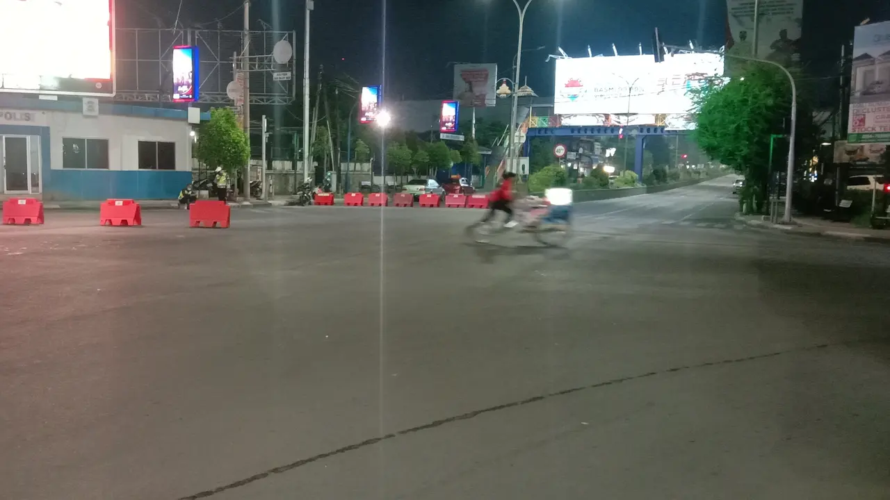 Sejumlah Ruas Jalan Kota Serang Ditutup Selama PPKM Darurat. (Minggu, 04/07/2021). (Liputan6.com/Yandhi Deslatama).