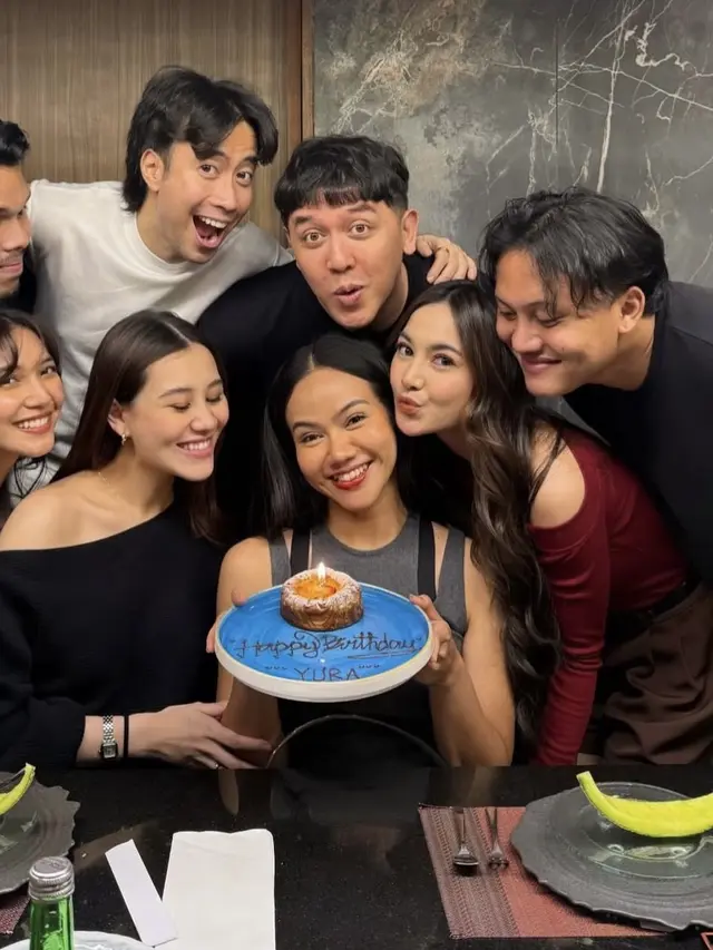 Artis Berikan Kejutan Ulang Tahun Yura Yunita ke-34