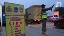 Petugas Satpol-PP saat melakukan pengecekan SIKM  terhadap kendaran yang akan memasuki  Jakarta di gerbang tol Cikupa, Rabu (27/5/2020). Masyarakat wajib menunjukan SIKM bila ingin kembali atau memasuki Jakarta, Hal tersebut bertujuan untuk menekan penyebaran Covid-19. (Liputan6.com/Angga Yuniar)