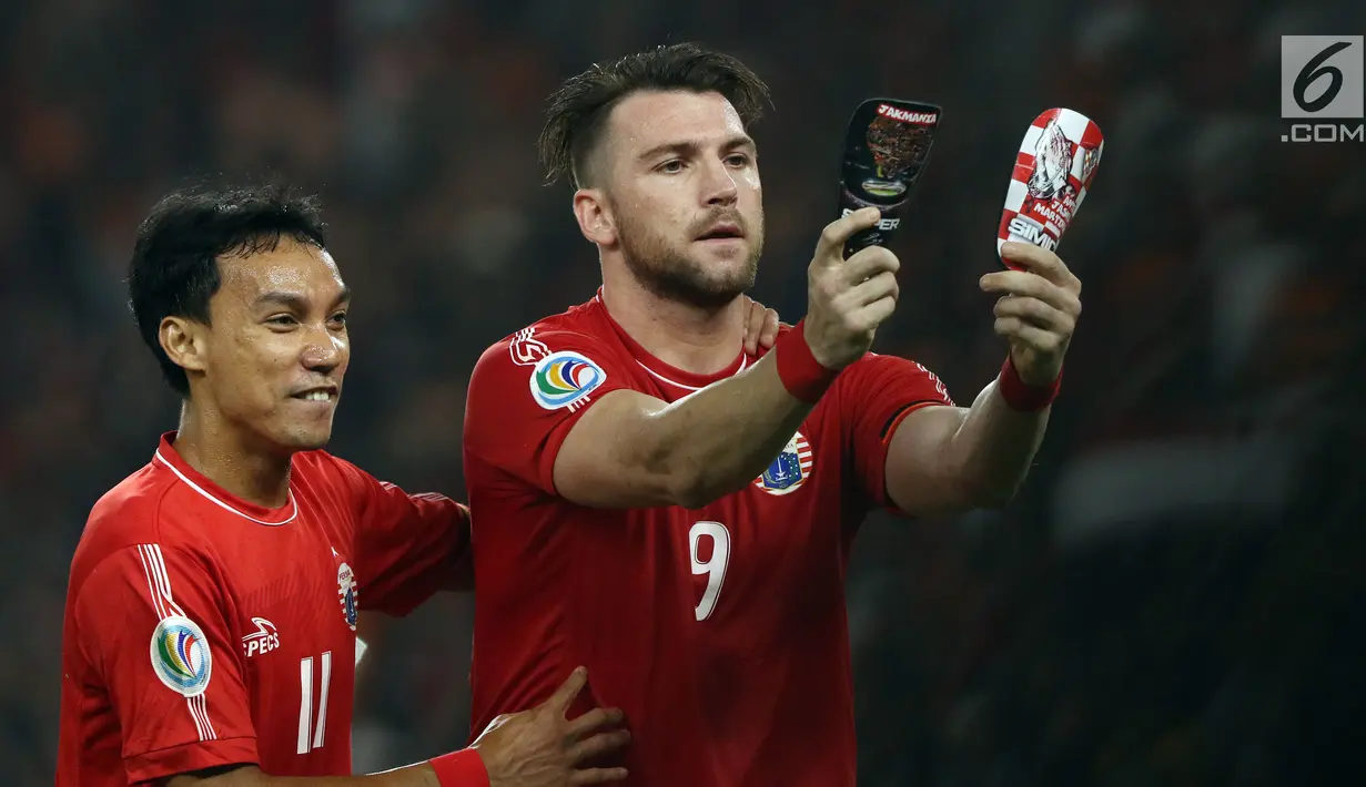 Pemain Persija, Marko Simic (kanan) usai mencetak gol ke gawang Home United pada laga kedua Semifinal Zona Asia Tenggara Piala AFC 2018 di Stadion GBK, Jakarta, Selasa (15/5). Persija kalah 1-3 dan tersingkir. (Liputan6.com/Helmi Fithriansyah)