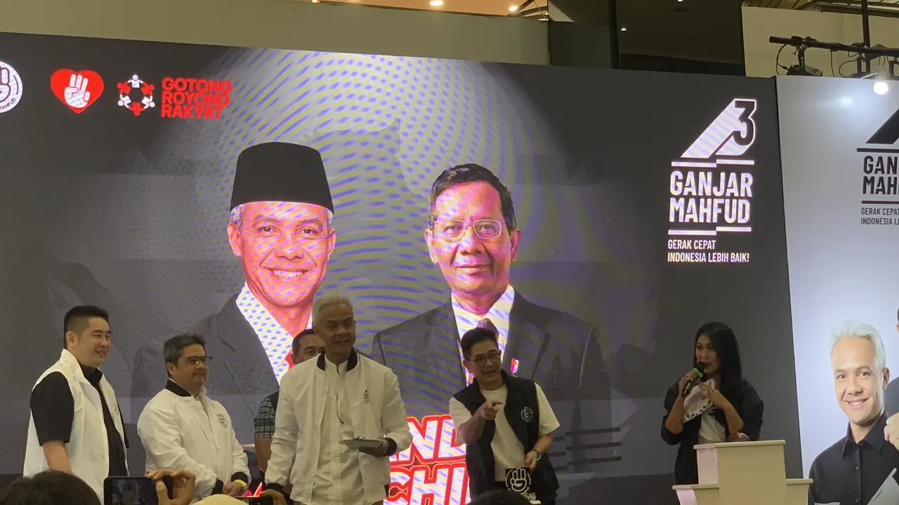 Ganjar Pranowo menghadiri launching store merchandise resmi Ganjar-Mahfud Md, di FX Sudirman, Senin (11/12/2023)